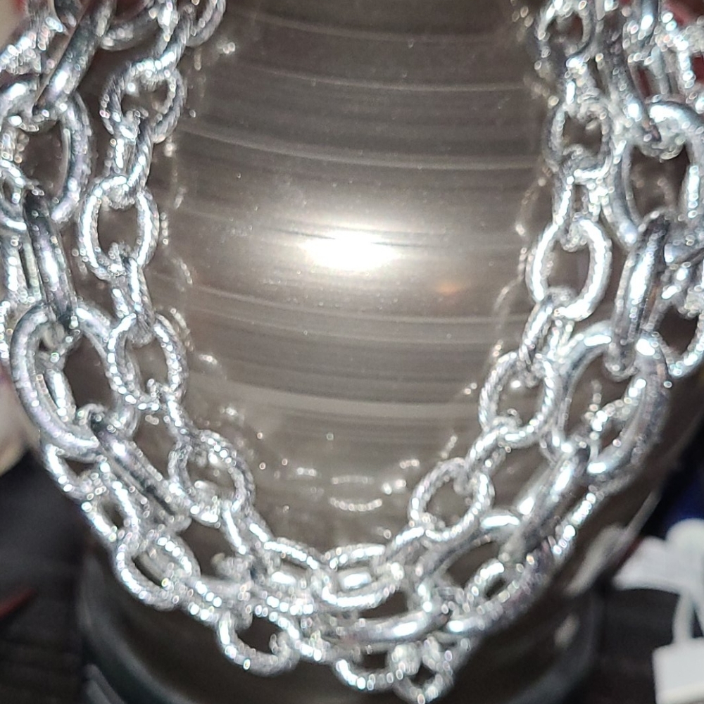 Multi chain choker with dramatic drop